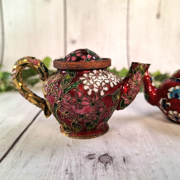 2 Vintage Chinese Cloisonne Small Teapots - Red Gold Florals With Removable Lids - Picture 3 of 6